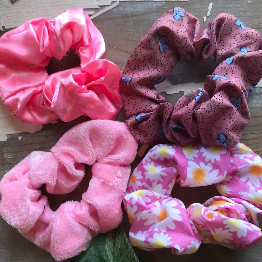 4 pink scrunchies